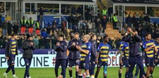 Arbitro toglie rigore, attaccante del Parma non se ne accorge e calcia lo stesso – Video