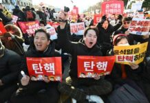 Corea del Sud, migliaia in piazza contro Yoon: oggi il voto di impeachment