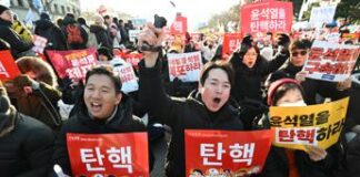 Corea del Sud, migliaia in piazza contro Yoon: oggi il voto di impeachment