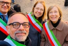 Vicenza con assessore Tosetto presente a Roma con 40 comuni per chiedere al governo un piano casa per le emergenze abitative Da sinistra Alessandro Zini (assessore di Udine), Matteo Tosetto (Vicenza), Luisa Ceni (Verona), Francesca Benciolini (Padova), a Roma di fronte al Parlamento