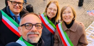 Vicenza con assessore Tosetto presente a Roma con 40 comuni per chiedere al governo un piano casa per le emergenze abitative Da sinistra Alessandro Zini (assessore di Udine), Matteo Tosetto (Vicenza), Luisa Ceni (Verona), Francesca Benciolini (Padova), a Roma di fronte al Parlamento