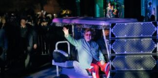 Elton John lotta contro la cecità, oculista: “Mai sottovalutare infezione agli occhi”