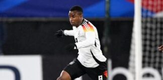 Germania, scandalo Moukoko. Il padre del calciatore: “Ha 4 anni in più”