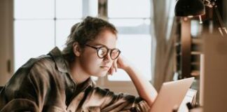 Ia, allarme della polizia: “Pericolo empatia artificiale fra umani e bot: i giovani più a rischio”