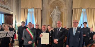 Brendola, Giuseppe Visonà Cavaliere dell’Ordine al Merito della Repubblica: medico, storico e promotore sociale premiato per impegno nella comunità Il cav. Giuseppe Visonà tra il sindaco Bruno Beltrame e il Prefetto Filippo Romano