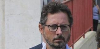 Il deputato dei Verdi Francesco Emilio Borrelli aggredito durante una diretta, arrestato 26enne – Video