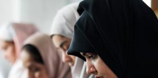 Iran, fermata la stretta sul velo: il presidente ‘blocca’ la nuova legge