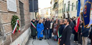 Piazza San Biagio, cerimonia con Possamai e Cassaro in memoria dei politici vicentini deportati nei campi di concentramento Piazza san Biagio: la deposizione della corona d'alloro per i politici vicentini deportati nei campi di concentramento alla presenza del sindaco Giacomo Possamai e del vicario del prefetto Emanuele Cassaro