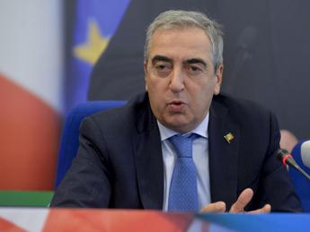 Manovra, Gasparri: “Proporrò di equiparare stipendi parlamentari a quelli dei ministri non eletti”