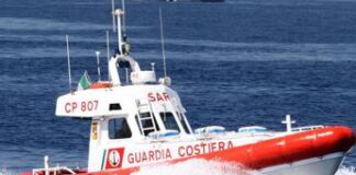Mare in burrasca, affonda peschereccio a Focene sul litorale di Fiumicino: 2 morti