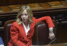 Meloni alla Camera, banchi vuoti Lega per colpa dei treni. Ironia Bonelli: “Italia piena di chiodi…”