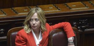 Meloni alla Camera, banchi vuoti Lega per colpa dei treni. Ironia Bonelli: “Italia piena di chiodi…”