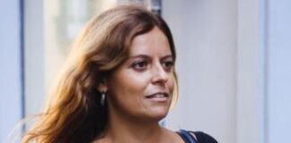 Natale, gli auguri di Ilaria Salis: “Mai più gente senza casa”