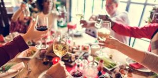 Natale, occhio a stuzzichini e apericene: i consigli del nutrizionista