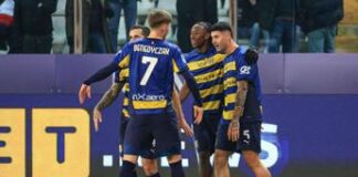 Parma-Monza 2-1: Valenti salva Pecchia in extremis