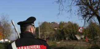 Parma, carabiniere aggredito con ascia e piccone da una 23enne