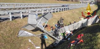 Piovene Rocchette, ultraleggero precipita nel canale di scolo dell’A31: ferito il pilota. Intervento dei vigili del fuoco Piovene Rocchette, ultraleggero nel canale di scolo dell'A31. Vigili del fuoco in azione