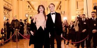 Prima della Scala, Nicoletta Manni incanta in Armani: tra gli ospiti dominano bianco e nero