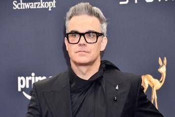 Robbie Williams e l’anti-obesità, gli esperti: “Rischio cecità? Non c’è causa-effetto”