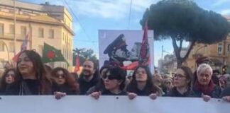 “Siamo 50.000”, a Roma il corteo contro il ddl sicurezza. Manifesto con bacio Meloni-Mussolini