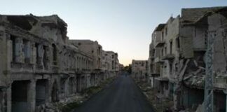 Siria, “oltre 60 raid Israele in poche ore”. Allarme mine e munizioni inesplose