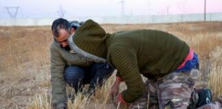 Siria, scoperta un’altra fossa comune: “Qui i resti di 100mila corpi”