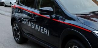 “Ti taglio la testa”, picchia la compagna a Natale e viene arrestato