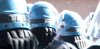 Torino, tensioni davanti al Politecnico: lanci di pietre contro forze dell’ordine