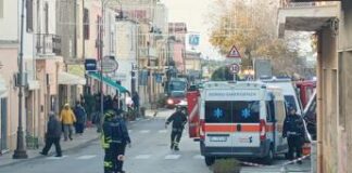 Travolta da camion rifiuti alla stazione di servizio, donna morta nel sassarese