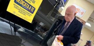 Un ministro al supermercato, Nordio fa la spesa a Trastevere