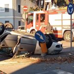 Auto si rovescia a Vicenza, escursionista precipita a Roana e ultraleggero contro il cimitero ad Asiago: super lavoro Vigili del Fuoco Vigili del fuoco alla rotatoria dell'Albera di Vicenza (foto ViPiu.it).