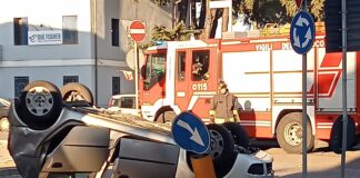 Auto si rovescia a Vicenza, escursionista precipita a Roana e ultraleggero contro il cimitero ad Asiago: super lavoro Vigili del Fuoco Vigili del fuoco alla rotatoria dell'Albera di Vicenza (foto ViPiu.it).