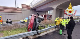 Montecchio Maggiore, Vigili del fuoco: incidente tra due auto lungo la SPV, vettura si ribalta oltre guardrail, due feriti in ospedale Vigili del fuoco intervengono lungo la SPV all'altezza del casello di Montecchio Maggiore