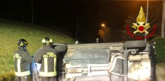 Valdagno, auto finisce rovesciata in Contra’ Osti: i vigili del fuoco mettono in sicurezza il mezzo Vigili del fuoco mettono in sicurezza auto rovesciata