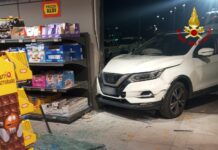 Thiene, auto sfonda la vetrata di un supermercato: tutti illesi auto sfonda vetrata supermercato a Thiene