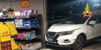 Thiene, auto sfonda la vetrata di un supermercato: tutti illesi auto sfonda vetrata supermercato a Thiene