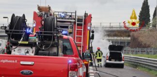Vicenza, brucia un’auto in A4, illeso il conducente L'intervento dei vigili del fuoco in A4 per l'incendio di un'auto