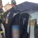 Montebello Vicentino, auto rovesciata dopo essere finita conto un platano. Ferita la conducente i vigili del fuoco sul luogo dell'incidente a Montebello Vicentino