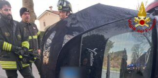 Montebello Vicentino, auto rovesciata dopo essere finita conto un platano. Ferita la conducente i vigili del fuoco sul luogo dell'incidente a Montebello Vicentino