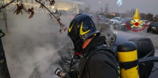Altavilla Vicentina, auto a fuoco nel parcheggio di due magazzini Altavilla vicentina Brucia auto