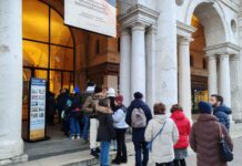 Vicenza, piacciono i musei aperti per le feste. A Santo Stefano visitatori in fila davanti alla Basilica Palladiana Basilica Palladiana visitatori in coda