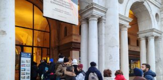 Vicenza, piacciono i musei aperti per le feste. A Santo Stefano visitatori in fila davanti alla Basilica Palladiana Basilica Palladiana visitatori in coda