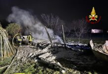 Carrè, a fuoco nella notte baracca e legnaia: nessun ferito. Intervento dei vigili del fuoco di Schio carrè baracca