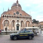 Gdf Padova: sequestrati 3 milioni di accessori per smartphone e 68 mila integratori irregolari padova sequestro