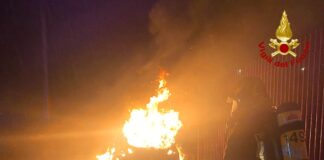 Solagna, nella notte auto distrutta da incendio. Intervento dei vigili del fuoco solagna incendio auto