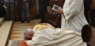 Cardinale Fabio Baggio ordinato vescovo a Bassano del Grappa: rito presieduto dal cardinale Michael Czerny, il saluto di mons. Brugnotto 11 gennaio 2025, Il cardinale Fabio Baggio si prostra durante la sua ordinazione a vescovo