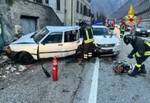 Valbrenta, perde il controllo dell’auto e tampona una Fiat Uno parcheggiata: intervento dei vigili del fuoco per perdita di gas