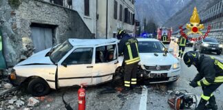 Valbrenta, perde il controllo dell’auto e tampona una Fiat Uno parcheggiata: intervento dei vigili del fuoco per perdita di gas