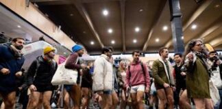 A Londra in metro senza pantaloni, torna ‘No Trousers Tube Ride’
