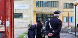 Abusi su alunni, arrestata prof picchiata a scuola a Castellammare di Stabia